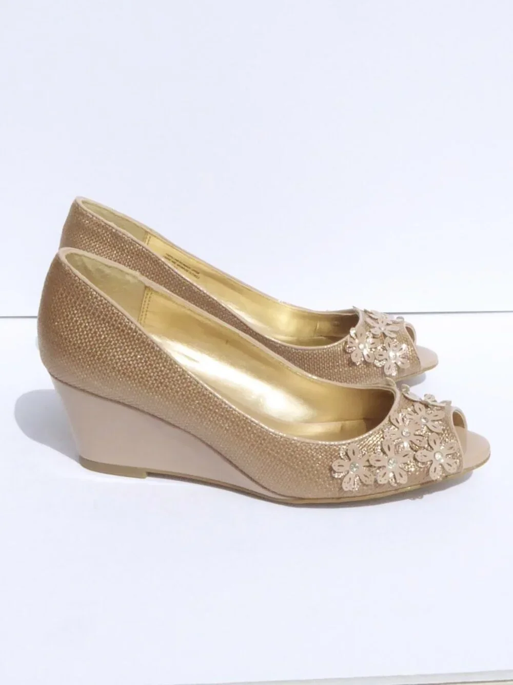 Karen Scott warm beige floral glitter rhinestone flower peep toe wedges size 7.5